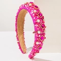 Nahaufnahme von rosa gepolstertem Haarreif mit Glaskristallen, Strass und Perlen - Roségold