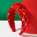 Détail d'un serre-tête large en velours rouge avec paillettes et broderie dorée - Rouge