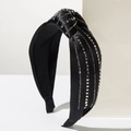 Detaillierte Nahaufnahme eines breiten Knotenstirnbands aus schwarzem Satin mit Strasssteinen - Schwarz