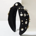 Détail d'un serre-tête noué en tricot avec des perles blanches et des strass en verre - Noir