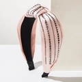 Detailansicht eines rosa Satin-Knoten-Haarreifens mit fünf Reihen glitzernder Strasssteine - Rosa