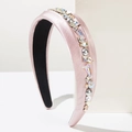 Détail d'un serre-tête en satin rose orné de strass et de perles grises fantaisie - Rose