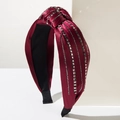 Modieuze donkerrode satijnen geknoopte hoofdband met vierkante strassteentjes en breed design - Rood