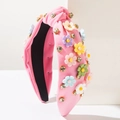 Dettaglio di un cerchietto annodato rosa con fiori in resina colorati e cristalli lucenti - Rosa chiaro