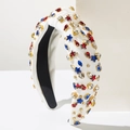 Détail d'un serre-tête noué blanc avec strass et perles aux couleurs du drapeau US - Blanc (Accents Dorés)