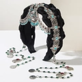 Detalle de diadema étnica retro con colgantes plateados y cuentas de turquesa - Plateado