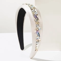 Elegante cerchietto largo con cristalli iridescenti e perle grigie su raso color crema - Bianco