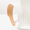 Detailaufnahme von weißem Lederstirnband mit brauner Naht und glattem Innenfutter - Weiß