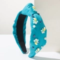 Dettaglio di un cerchietto annodato blu con ciondoli floreali colorati e decori di perle - Blu