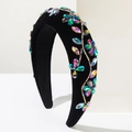 Détail d'un serre-tête en velours noir orné de broderies florales en cristaux colorés - Coloré