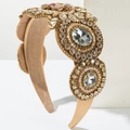Dettaglio del cerchietto barocco di lusso con cristalli su camoscio beige - Marrone