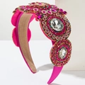 Vista dettagliata del cerchietto barocco fucsia con strass di vetro e texture velluto - Rosso rosa