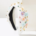 Détail du serre-tête baroque noué avec fleurs en résine 3D et strass colorés brillants - Blanc