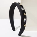 Vue détaillée d'un serre-tête baroque avec papillons en strass et fleurs sur satin noir élégant - Noir