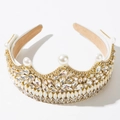 Détail du serre-tête baroque serti de strass brillants et de perles blanches - Blanc
