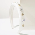 Détail d'un serre-tête en satin blanc avec papillons en cristal et fleurs dorées diamantées - Blanc