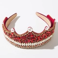 Détail d'un serre-tête en velours rouge avec cristaux de luxe et perles de style baroque - Rouge