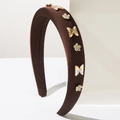 Détail du serre-tête baroque avec strass, tissu en satin marron et accents floraux - Café Foncé