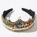 Détail d'un serre-tête baroque avec strass multicolores et perles sur base noire - Coloré