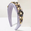Elegante diadema de satén lavanda con pedrería floral vintage y detalles de perlas - Morado