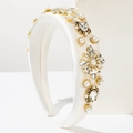 Elegante diadema ancha de satén blanco decorada con perlas y flores de cristal brillantes - Beige