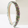 Détail d'un serre-tête baroque vert menthe orné de strass colorés et irisés - Coloré