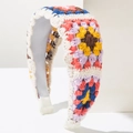 Detailopname van handgemaakte gehaakte hoofdband met kleurrijke granny square bloemmotieven - AB Wit