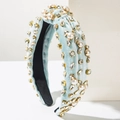 Diadema de terciopelo azul claro con perlas blancas y pedrería sobre soportes blancos - Azul claro