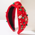 Dettaglio del cerchietto natalizio rosso con perle, strass e ciondoli a tema festivo - Rosso