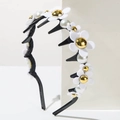 Détail du serre-tête floral avec marguerites blanches, perles et clips de coiffage - Blanc