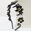 Détail d'un serre-tête floral avec fleurs noires, perles blanches et dents antidérapantes - Noir