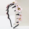 Détail d'un serre-tête antidérapant avec fleurs en résine et perles nacrées - Rose
