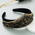 Vue détaillée du serre-tête baroque en velours avec pierres noires et cristal doré vintage - Noir