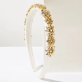 Serre-tête baroque blanc avec fleurs en cristaux dorés sur fond minimaliste moderne - Blanc