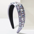 Detalle de diadema de satén gris con perlas de imitación y cristales de colores brillantes - Violeta Claro
