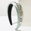 Vue détaillée du serre-tête en satin vert clair avec papillon en cristal et fleurs étincelantes - Vert
