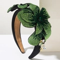 Vue macro du serre-tête baroque avec fleur en strass verts et détails cristallins - Vert