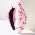 Vista detallada de diadema de tela rosa con nudo, colgantes de San Valentín y brillantes strass - Rosa Claro