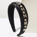 Détail du serre-tête en satin noir avec papillons et fleurs en cristal brillant - Noir