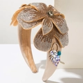 Détails du serre-tête baroque avec strass, fleurs dorées et une pierre précieuse verte - Marron