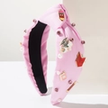 Dettaglio del cerchietto rosa con ciondoli a matita smaltati e perle decorative - Rosa