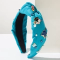 Dettaglio del cerchietto annodato blu con ciondoli scolastici in smalto e perle - Blu