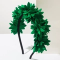 Detalle de diadema de flores de tela verde con pétalos en 3D y detalles de perlas - Verde