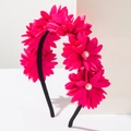 Detalle de diadema con flor de tela rojo rosa, perla central y banda de tela negra - Oro Rosa