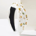 Detailansicht eines weißen Knotenstirnbandes mit Bienen, Gänseblümchen und Kristallen - Weiß