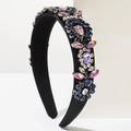 Vue détaillée du serre-tête baroque large avec fleurs en strass colorés sur satin noir - Bleu et Rose