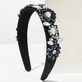 Détail du serre-tête baroque avec strass bleus sur tissu satiné noir rembourré - Bleu et Blanc