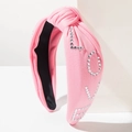 Détail d'un serre-tête rose noué avec lettres LOVE en strass et tissu texturé - Rose - Strass LOVE