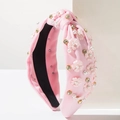 Cerchietto annodato rosa largo con fiori di stoffa 3D, perle e cristalli su supporto bianco - Rosa