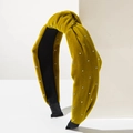 Dettaglio del cerchietto annodato in velluto giallo senape con strass d'argento lucidi - Giallo